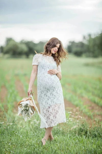 Portrait Young Beautiful Pregnant Woman Pregnant Woman Bouquet Flowers Walks — Stock Photo, Image