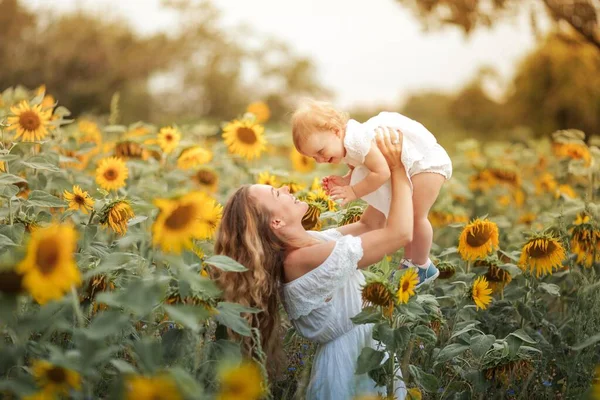 Joven Hermosa Madre Sostiene Las Manos Una Pequeña Hija Rizada — Foto de Stock