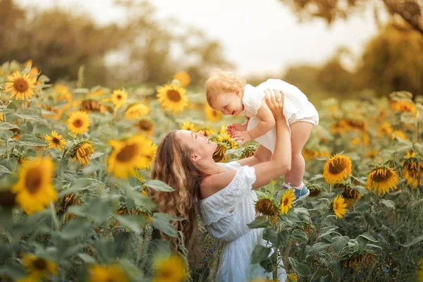 Jonge Mooie Moeder Houdt Handen Vast Aan Een Kleine Krullende — Stockfoto