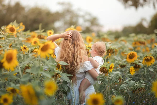 Joven Hermosa Madre Sostiene Las Manos Una Pequeña Hija Rizada —  Fotos de Stock