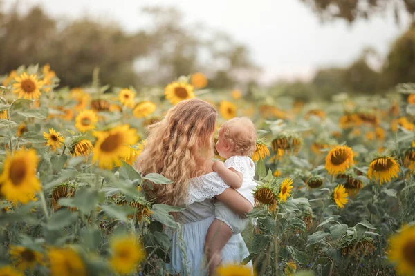 Jonge Mooie Moeder Houdt Handen Vast Aan Een Kleine Krullende — Stockfoto