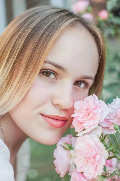 Прекрасна Молода Жінка Квітковому Саду Молода Красива Жінка Портрет Троянди — стокове фото
