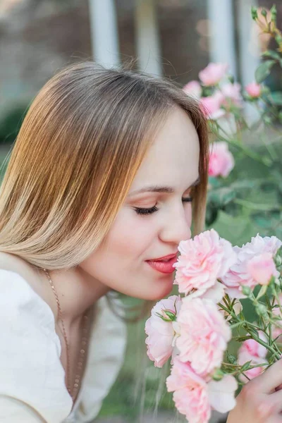 Krásná Mladá Žena Květinové Zahradě Portrét Mladé Krásné Ženy Růže — Stock fotografie