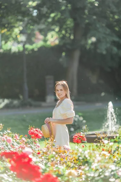 Mulher Bonita Jardim Flores Retrato Mulher Bonita Jovem Rosas — Fotografia de Stock