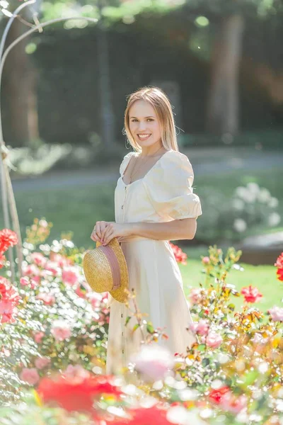 Piękna Młoda Kobieta Ogrodzie Kwiatowym Portret Młodej Pięknej Kobiety Róże — Zdjęcie stockowe