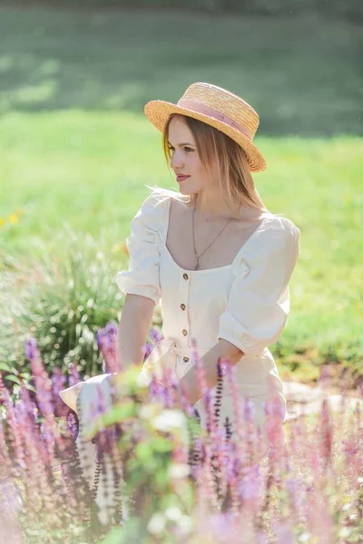 Belle Jeune Femme Dans Jardin Fleuri Jeune Belle Femme Portrait — Photo