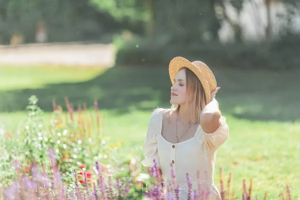 Belle Jeune Femme Dans Jardin Fleuri Jeune Belle Femme Portrait — Photo