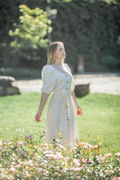 Schöne Junge Frau Einem Blumengarten Junge Schöne Frau Porträt Rosen — Stockfoto