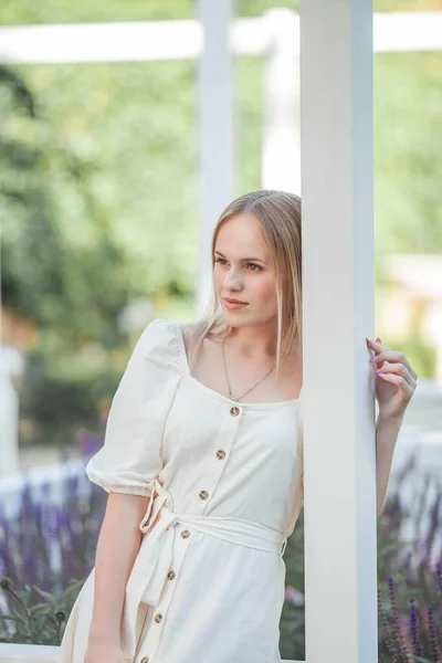 Hermosa Joven Jardín Flores Retrato Mujer Hermosa Joven Rosas — Foto de Stock