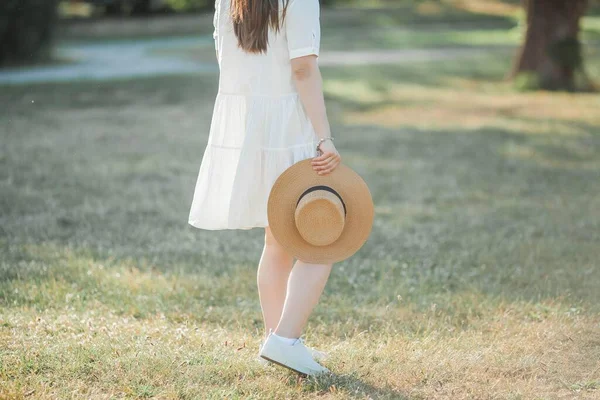 Retrato Mulher Jovem Raios Sol Uma Bela Jovem Mulher Vestido — Fotografia de Stock