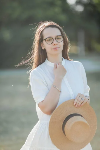 Retrato Mulher Jovem Raios Sol Uma Bela Jovem Mulher Vestido — Fotografia de Stock