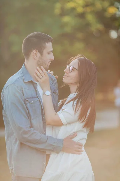 Krásný Mladý Pár Slunečních Paprscích Krásný Mladý Pár Prochází Parku — Stock fotografie