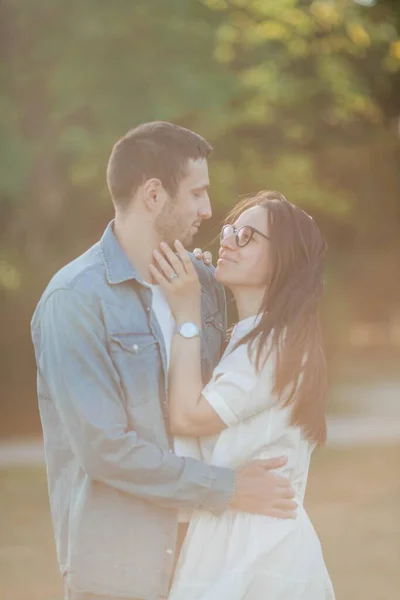 Belo Jovem Casal Raios Sol Belo Jovem Casal Está Andando — Fotografia de Stock