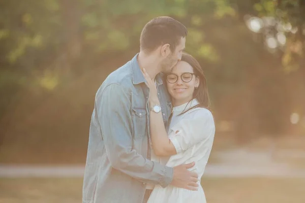 Hermosa Pareja Joven Rayos Sol Una Hermosa Pareja Joven Está — Foto de Stock