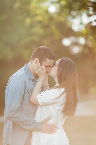Pasangan Muda Yang Cantik Bawah Sinar Matahari Pasangan Muda Yang — Stok Foto