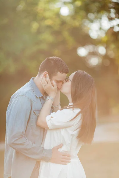 Belo Jovem Casal Raios Sol Belo Jovem Casal Está Andando — Fotografia de Stock