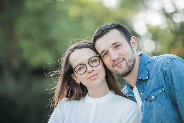 Krásný Mladý Pár Slunečních Paprscích Krásný Mladý Pár Prochází Parku — Stock fotografie