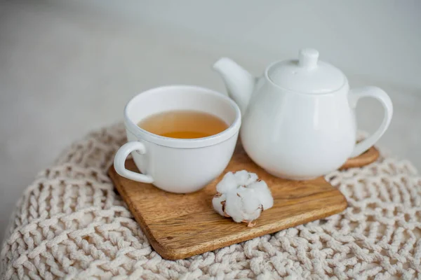 Une Tasse Thé Chaud Une Théière Support Bois Sur Pouf — Photo