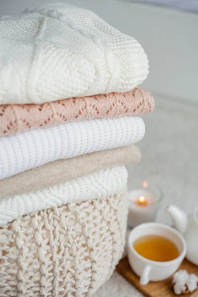 Bir kupa sıcak çay, bir çaydanlık, bir sedirin üzerinde ahşap bir tezgah. Sıcak bir sonbahar. Kış kahvaltısı.