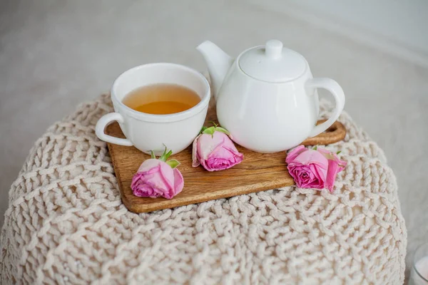 熱いお茶 ティーポット オスマン帝国の木製のスタンドのマグカップ いい秋だ 冬の朝食 — ストック写真