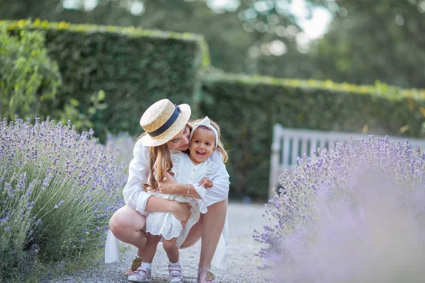 Vacker Ung Mor Och Hennes Lilla Dotter Blommande Lavendel Internationell — Stockfoto