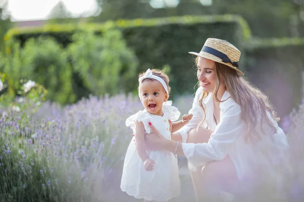 Mooie Jonge Moeder Haar Dochtertje Bloeiende Lavendel Internationale Familie Bloeiende — Stockfoto