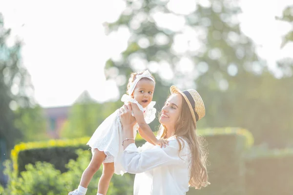 Mooie Jonge Moeder Haar Dochtertje Bloeiende Lavendel Internationale Familie Moeder — Stockfoto