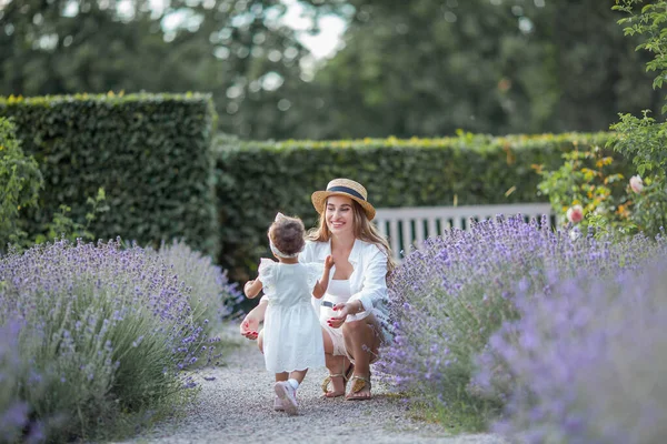 Güzel Genç Anne Küçük Kızı Çiçek Açan Lavantada Uluslararası Aile — Stok fotoğraf