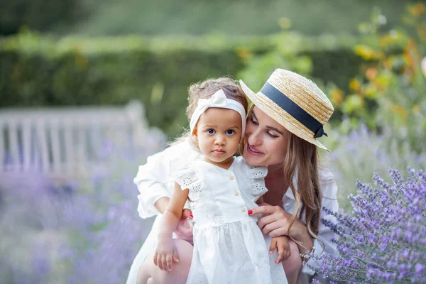 Piękna Młoda Matka Jej Córeczka Kwitnącej Lawendzie Międzynarodowa Rodzina Mama — Zdjęcie stockowe