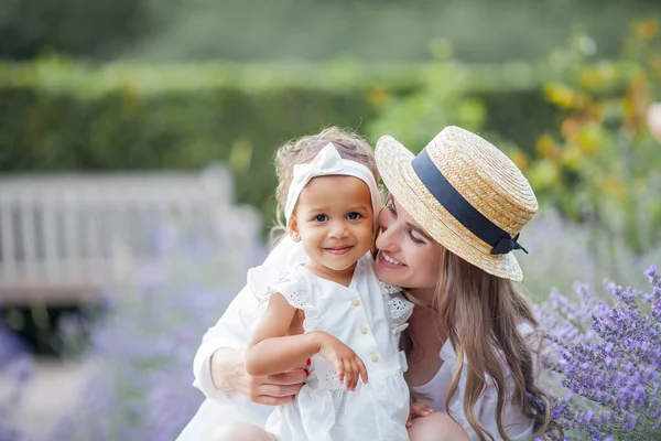 Piękna Młoda Matka Jej Córeczka Kwitnącej Lawendzie Międzynarodowa Rodzina Mama — Zdjęcie stockowe