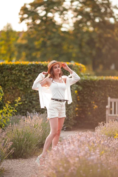 Uma Bela Jovem Pôr Sol Retrato Uma Mulher Bonita Lavanda — Fotografia de Stock