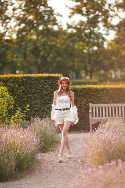 Belle Jeune Femme Dans Lumière Coucher Soleil Portrait Une Belle — Photo