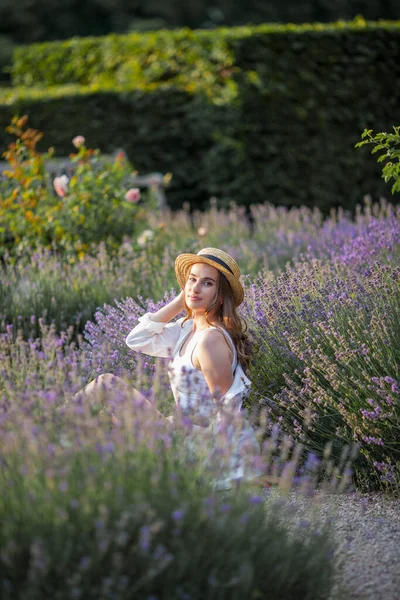 Uma Bela Jovem Pôr Sol Retrato Uma Mulher Bonita Lavanda — Fotografia de Stock