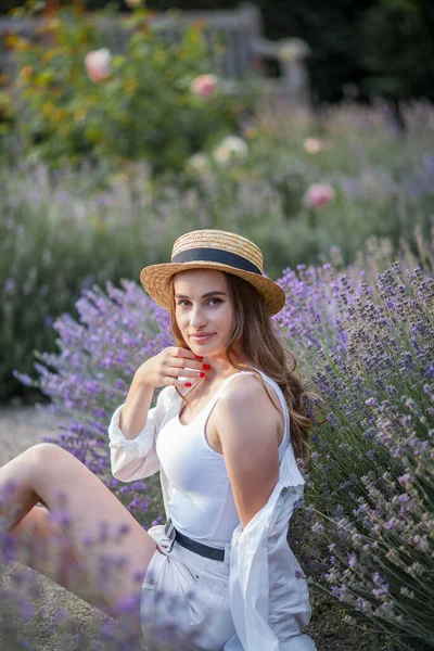 Gün Batımında Güzel Genç Bir Kadın Lavanta Çiçekli Güzel Bir — Stok fotoğraf