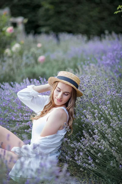 Beautiful Young Woman Sunset Light Portrait Beautiful Woman Blooming Lavender — Stock Photo, Image