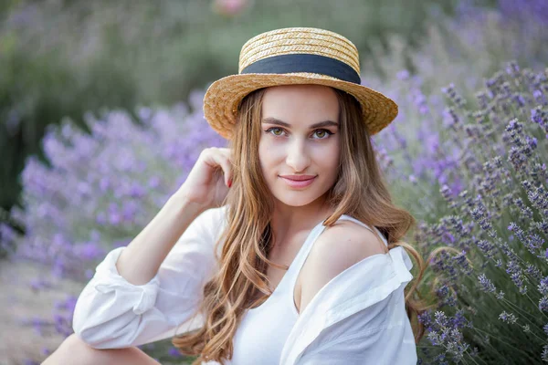 Hermosa Joven Bajo Luz Del Atardecer Retrato Una Hermosa Mujer — Foto de Stock