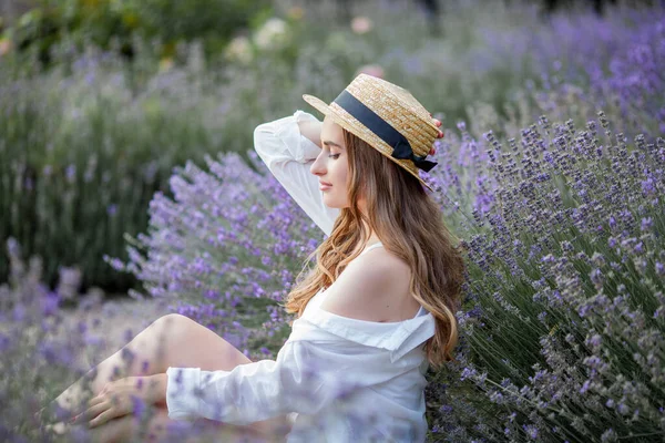 Uma Bela Jovem Pôr Sol Retrato Uma Mulher Bonita Lavanda — Fotografia de Stock