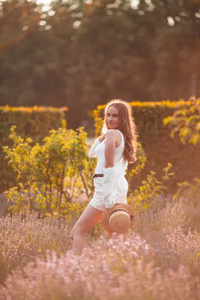 Krásná Mladá Žena Zapadajícím Slunci Portrét Krásné Ženy Kvetoucí Levanduli — Stock fotografie