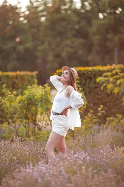 Uma Bela Jovem Pôr Sol Retrato Uma Mulher Bonita Lavanda — Fotografia de Stock