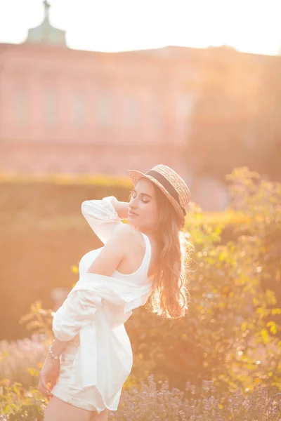 Mooie Jonge Vrouw Het Zonsondergang Licht Portret Van Een Mooie — Stockfoto