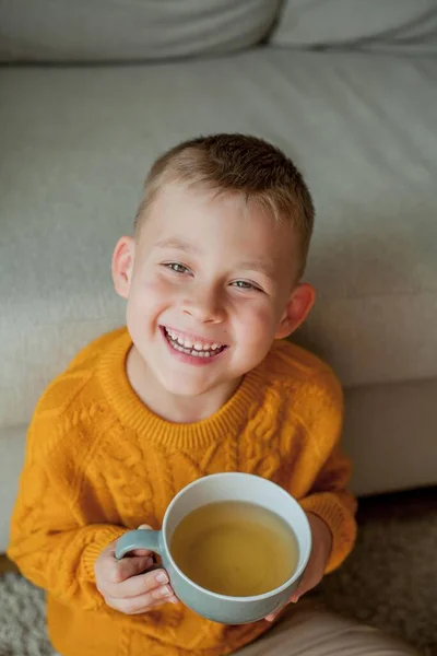 Маленький Милый Мальчик Оранжевом Свитере Пьет Чай Уютный Портрет Мальчика — стоковое фото