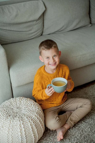 Malý Roztomilý Chlapec Oranžovém Svetru Pije Čaj Útulný Portrét Chlapce — Stock fotografie