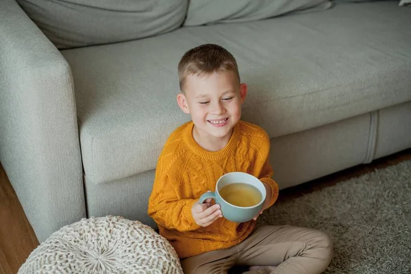 Een Schattig Jongetje Een Oranje Trui Drinkt Thee Gezellig Portret — Stockfoto