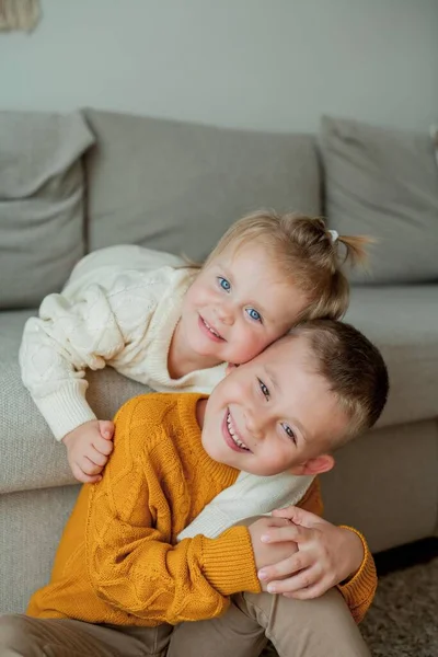 Μικρός Αδερφός Και Αδελφή Άνετα Πλεκτά Πουλόβερ Παίζουν Στο Σπίτι — Φωτογραφία Αρχείου
