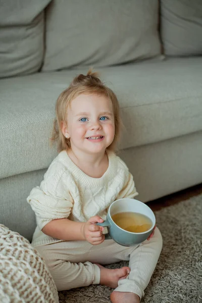 Маленькая Милая Девочка Оранжевом Свитере Пьет Чай Уютный Портрет Сидящей — стоковое фото