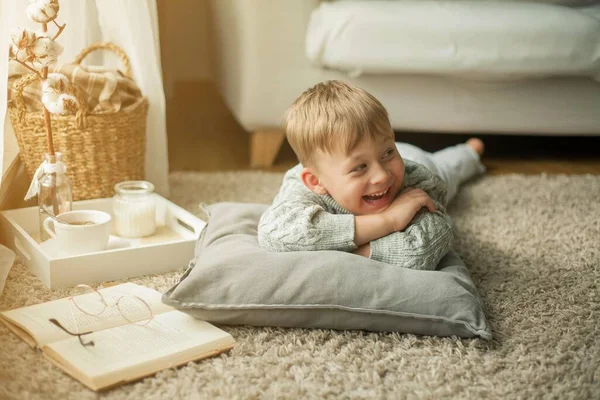 Bel Bambino Con Maglione Maglia Sta Leggendo Vicino Alla Finestra — Foto Stock