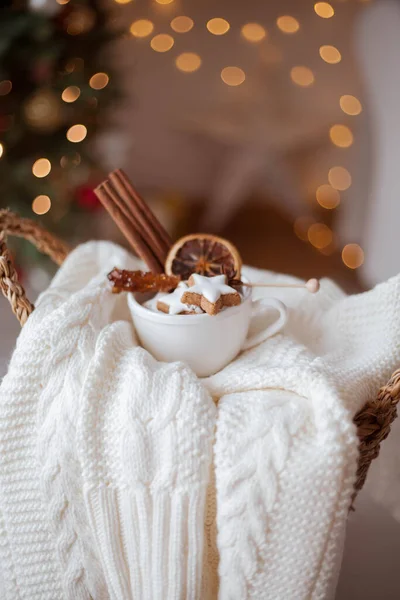 Cesta Vime Suéter Malha Citrinos Secos Paus Canela Biscoitos Natal — Fotografia de Stock