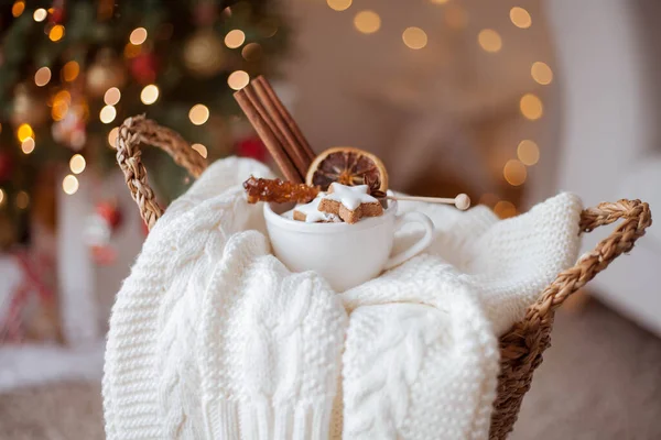 Weidenkorb Strickpullover Getrocknete Zitrusfrüchte Zimtstangen Weihnachtsplätzchen Weihnachtsbeleuchtung Gemütlich Winter — Stockfoto