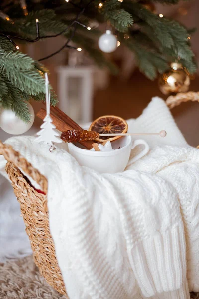 Cesta Vime Suéter Malha Citrinos Secos Paus Canela Biscoitos Natal — Fotografia de Stock