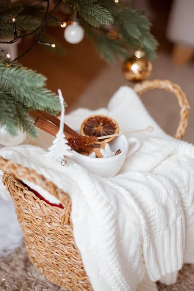 Cesta Vime Suéter Malha Citrinos Secos Paus Canela Biscoitos Natal — Fotografia de Stock